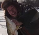 "Офиге-е-е-е-ть!": сахалинский рыбак очень эмоционально вытащил огромную щуку из лунки