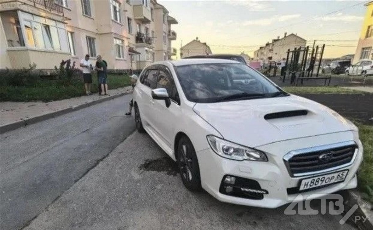 Неизвестный в Южно-Сахалинске подбил припаркованный Subaru Levorg и скрылся