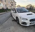 Неизвестный в Южно-Сахалинске подбил припаркованный Subaru Levorg и скрылся