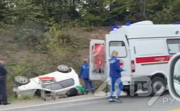 Кроссовер перевернулся на въезде в Корсаков: водителя увезли на скорой помощи