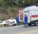 Кроссовер перевернулся на въезде в Корсаков: водителя увезли на скорой помощи
