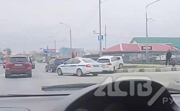Автомобиль через бордюр "залетел" на зелёную зону после ДТП в Южно-Сахалинске
