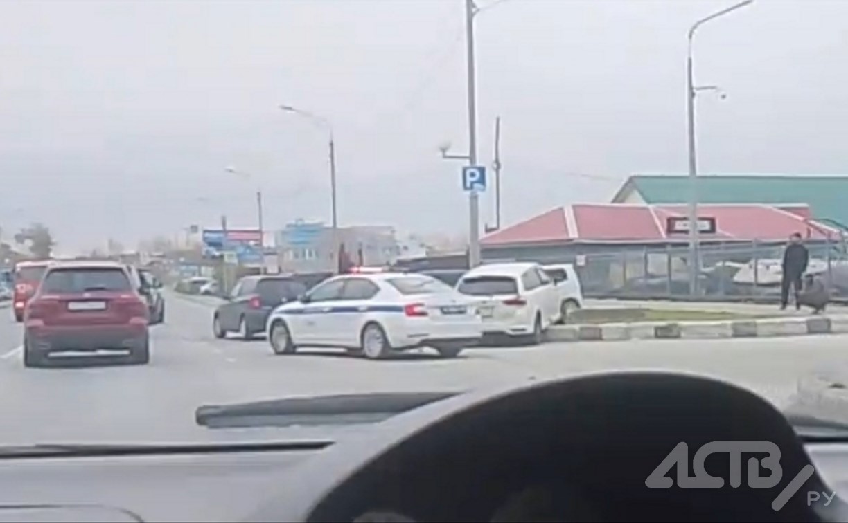 Автомобиль через бордюр "залетел" на зелёную зону после ДТП в Южно-Сахалинске