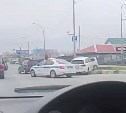 Автомобиль через бордюр "залетел" на зелёную зону после ДТП в Южно-Сахалинске