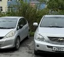 В Южно-Сахалинске неизвестный повредил чужое авто на улице Дружбы и скрылся