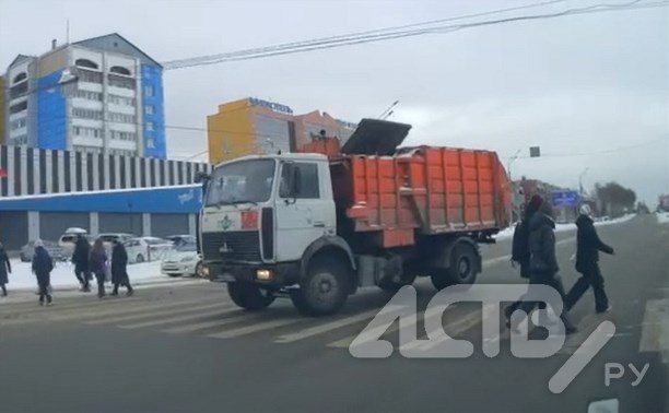 "Собрал комбо": водитель большегруза наплевал на ПДД в центре Южно-Сахалинска 