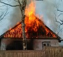 Жилой частный дом горит в Южно-Сахалинске