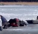 "Люди, спасибо вам": на Буссе вытащили рыбака, провалившегося под лёд 