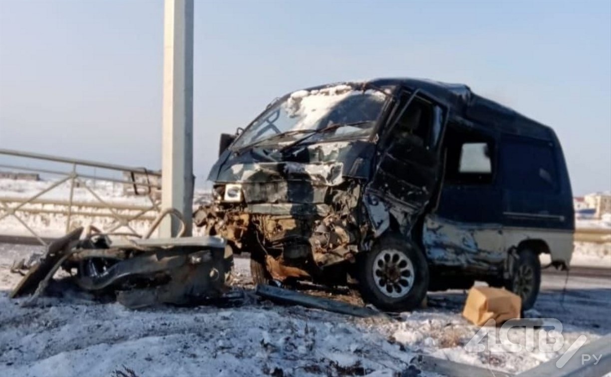 "Водитель в тяжёлом состоянии": в Томаринском районе столкнулись большегруз и "Делика" 