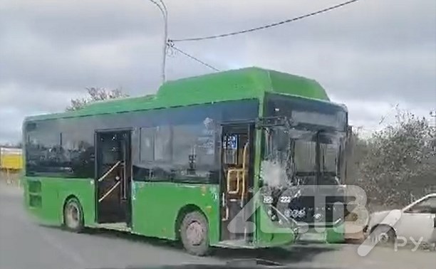 "Дай бог без трупов": иномарка оказалась в кювете после столкновения с автобусом в Южно-Сахалинске
