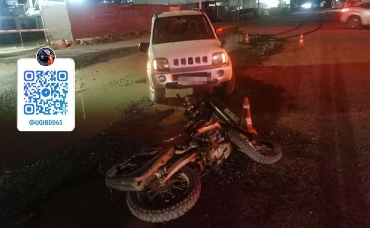 Девушка на Jimny задним ходом сбила 17-летнего мотоциклиста на Курилах 