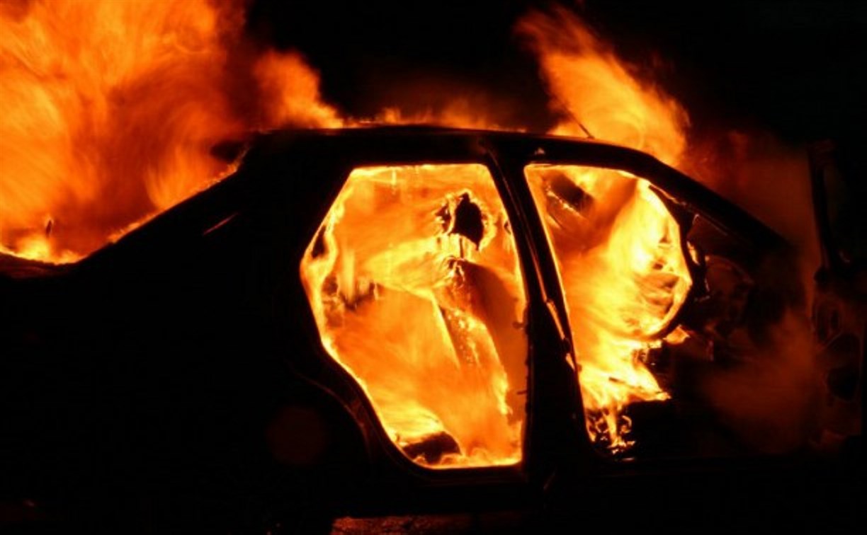 Мужчина сгорел в автомобиле в Южно-Сахалинске