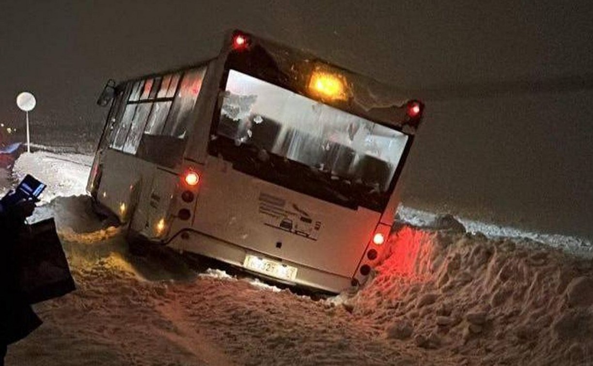 Автобус с людьми сошёл с дороги во время метели в Южно-Сахалинске Автобус с людьми сошёл с дороги во время метели в Южно-Сахалинске