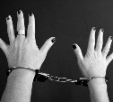 Нетрезвая сахалинка, "защищая" пьяного сожителя, избила сотрудника полиции
