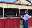 Агрессивного мужчину с ножом задержали возле ТЦ в Смирных