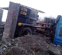 Грузовик опрокинулся на стройке в Новиково