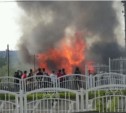 Дом сгорел за торговым центром "Панорама" в Южно-Сахалинске (ФОТО, ВИДЕО)