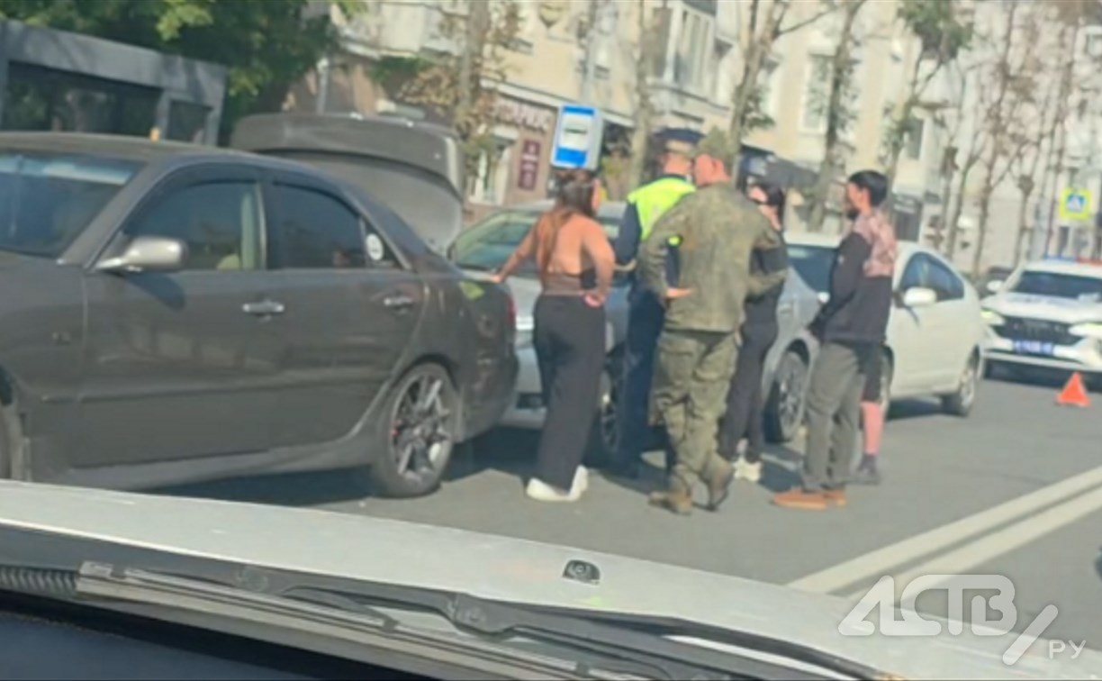 Сразу три: автомобилисты сообщают о массовой аварии в Южно-Сахалинске