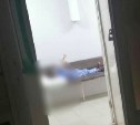 Очевидец сфотографировал ребёнка, спящего в коридоре больницы в Южно-Сахалинске