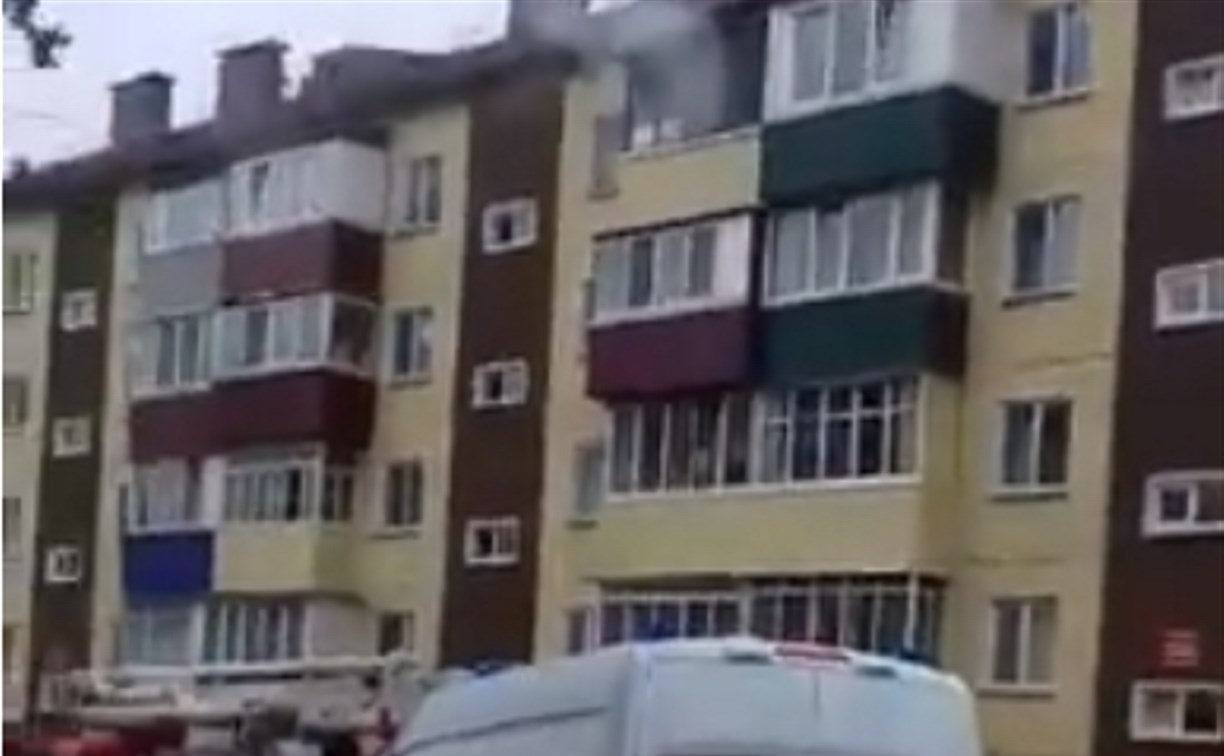 В одной из многоэтажек Южно-Сахалинска загорелась квартира