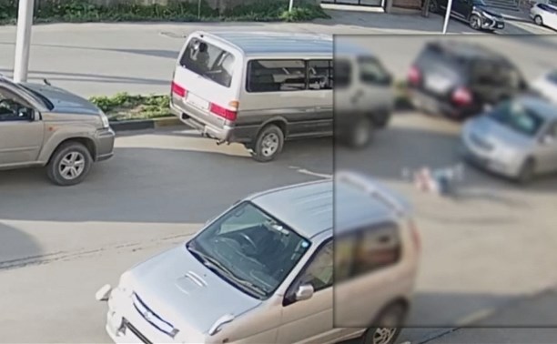 Появилось видео момента ДТП, как в Южно-Сахалинске сбили 7-летнюю девочку на самокате 