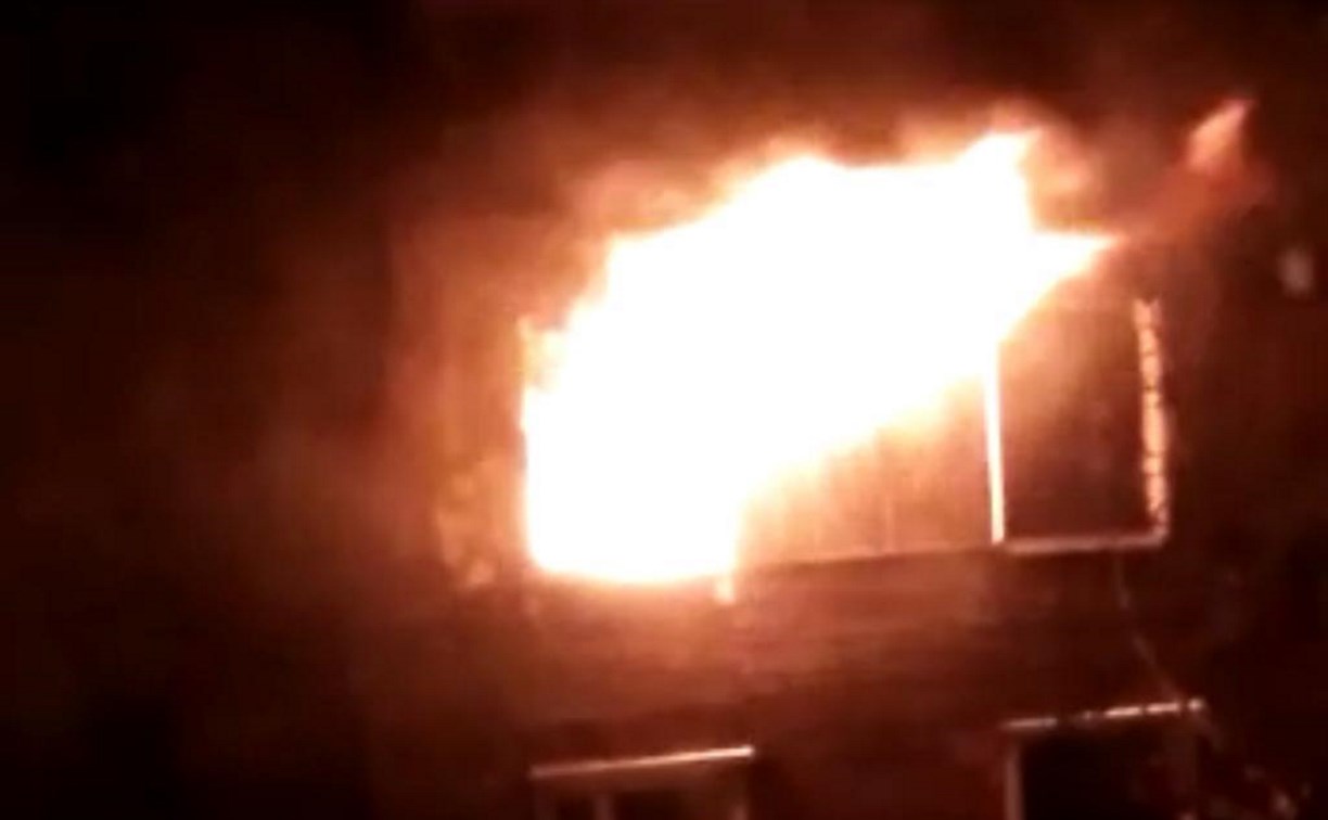 Расселённый дом загорелся ночью в Александровске-Сахалинском