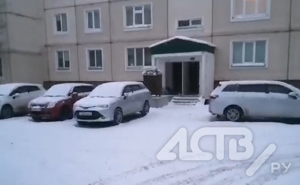 "А потом жильцы жалуются": припаркованные автомобили в Южно-Сахалинске снова не дали вывезти мусор