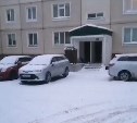 "А потом жильцы жалуются": припаркованные автомобили в Южно-Сахалинске снова не дали вывезти мусор