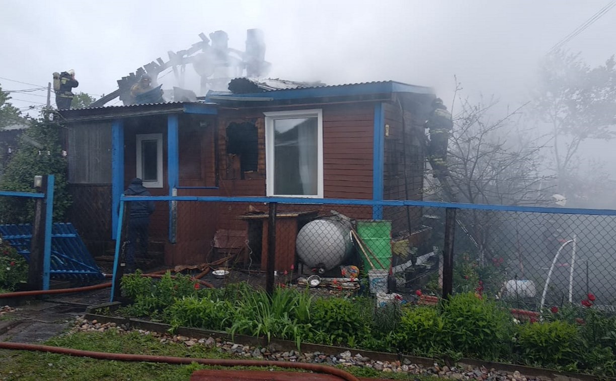 Крыша жилого барака сгорела в Корсакове