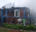 Крыша жилого барака сгорела в Корсакове