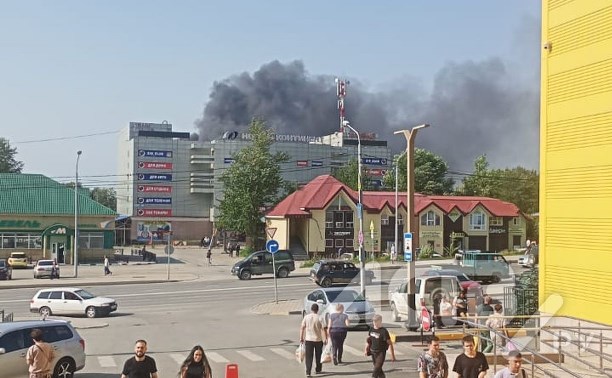 Крупный пожар в Южно-Сахалинске: центр города заволокло дымом