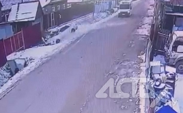 "Марк II пошёл на обгон": появилось видео момента аварии на улице Кирпичной в Южно-Сахалинске
