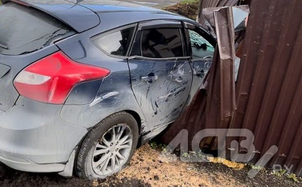 Автомобиль врезался в забор в Корсакове