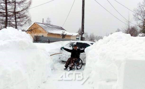 Инвалид-колясочник на Сахалине помог расчищать снег после метели