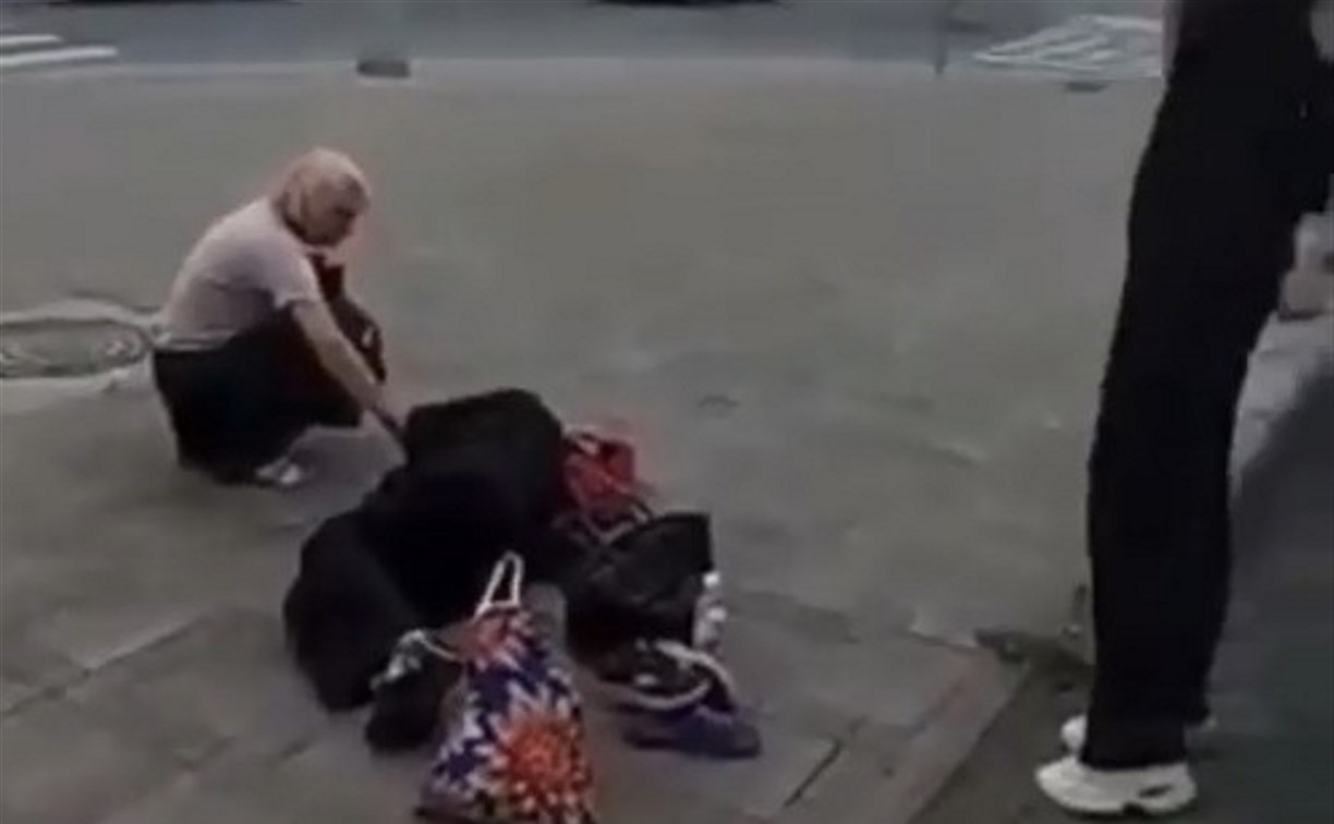Пенсионерка в Южно-Сахалинске на улице упала в обморок и не дождалась скорую