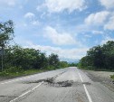 На участке автодороги Долинск - Быков в течение суток устранят опасные дефекты   