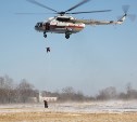 Сахалинские спасатели участвуют в сборах по парашютно-десантной подготовке 
