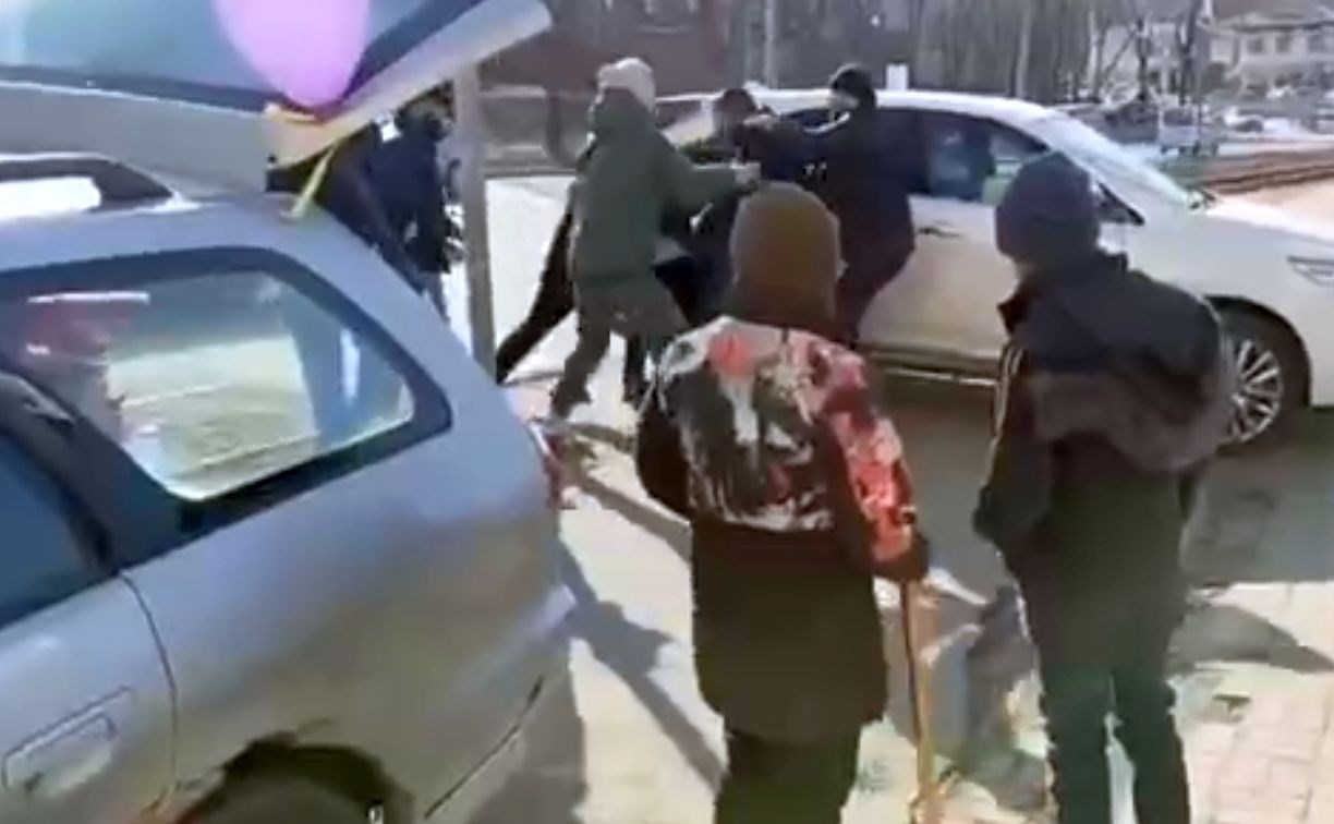 "Пошла жара": горячие мужчины устроили драку за тюльпаны во Владивостоке