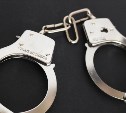 Сахалинец посреди ночи устроил дебош в гостинице: его "скрутили" и увезли в отделение
