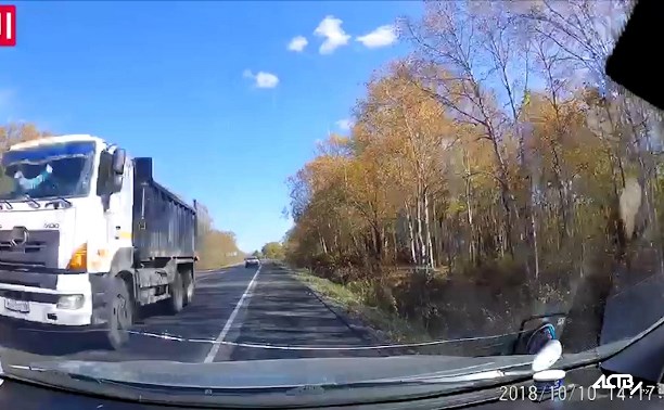 На Охотской трассе грузовики чуть не отправили на тот свет водителей двух легковушек На Охотской трассе грузовики чуть не отправили на тот свет водителей двух легковушек