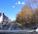 На Охотской трассе грузовики чуть не отправили на тот свет водителей двух легковушек