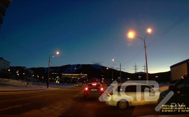 Автомобилист опасно вошёл в поворот и спровоцировал ДТП в Южно-Сахалинске