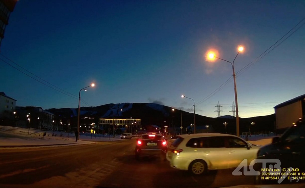 Автомобилист опасно вошёл в поворот и спровоцировал ДТП в Южно-Сахалинске