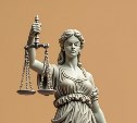 В Холмске суд обязал предпринимателя восстановить уборщицу на работе 