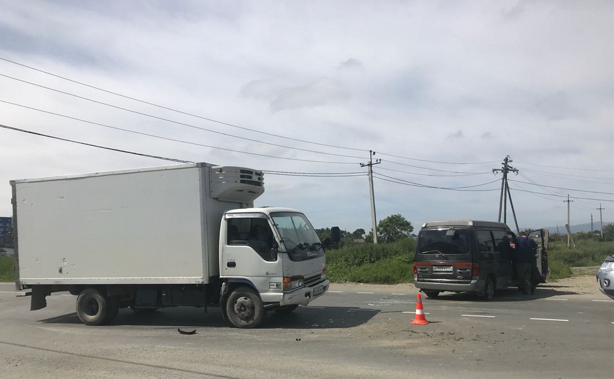 Женщина и мужчина пострадали при столкновении микроавтобуса и грузовика в Южно-Сахалинске