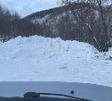 Снегоходчики завалили дорогу общего пользования снегом в Южно-Сахалинске