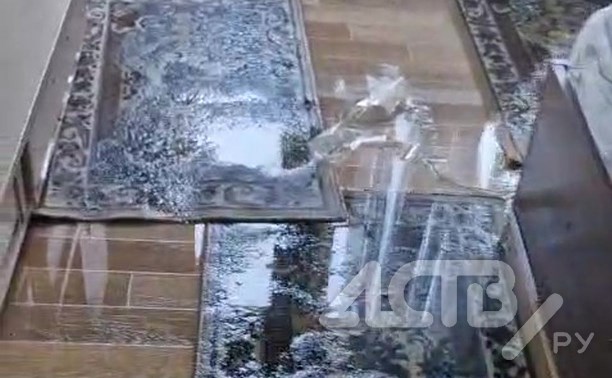 "Дом промок насквозь": трёхэтажка в курильском селе Горном вновь не выдержала стихии во время капремонта