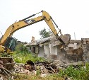 Ветхие здания сносят в Корсакове