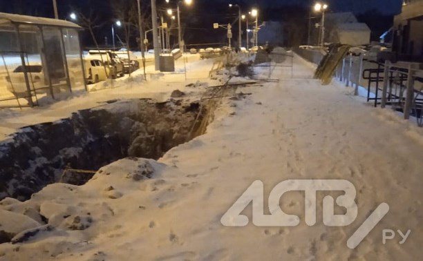 Опасный провал в земле обнаружили южносахалинцы на пути к остановке