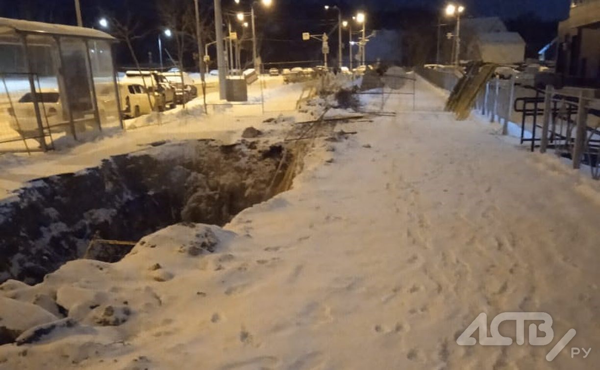 Опасный провал в земле обнаружили южносахалинцы на пути к остановке